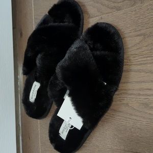 Black furry slippers -S/M - NWT